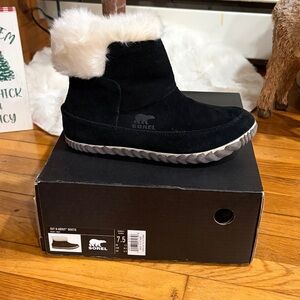 Sorel Black Suede Boots with White Fur